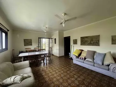 Casa - Térrea com 3 quartos (sendo 1 suite(s)) a 300,00 metros praia.