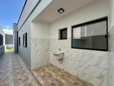 Casa - Térrea com 3 quartos (sendo 1 suite(s)) a 2300,00 metros praia.