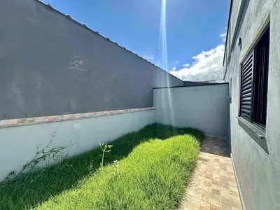 Casa - Térrea com 3 quartos (sendo 1 suite(s)) a 2300,00 metros praia.