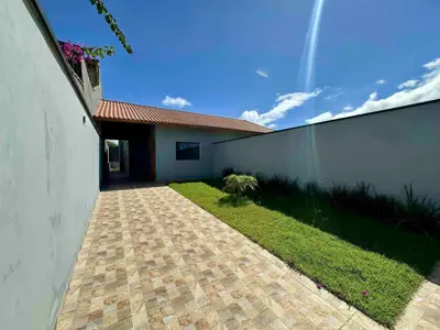 Casa - Térrea com 3 quartos (sendo 1 suite(s)) a 2300,00 metros praia.