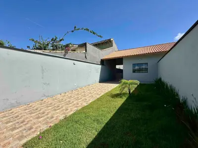 Casa - Térrea com 3 quartos (sendo 1 suite(s)) a 2300,00 metros praia.