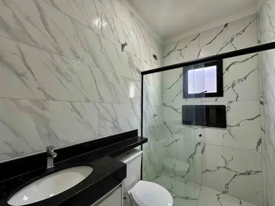 Casa - Térrea com 3 quartos (sendo 1 suite(s)) a 2300,00 metros praia.