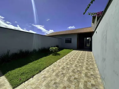 Casa - Térrea com 3 quartos (sendo 1 suite(s)) a 2300,00 metros praia.