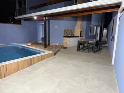 Casa - Sobrado com 3 quartos (sendo 2 suite(s)) a 500,00 metros praia.