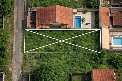 Terreno - Amplo com  quartos  a 650,00 metros praia.