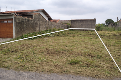 Terreno - Amplo com  quartos  a 650,00 metros praia.