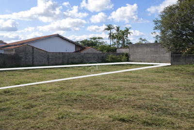 Terreno - Amplo com  quartos  a 650,00 metros praia.