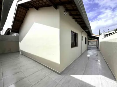 Casa - Térrea com Edícula com 3 quartos (sendo 2 suite(s)) a 240,00 metros praia.