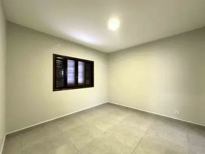 Casa - Térrea com Edícula com 3 quartos (sendo 2 suite(s)) a 240,00 metros praia.