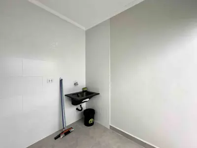 Casa - Térrea com Edícula com 3 quartos (sendo 2 suite(s)) a 240,00 metros praia.