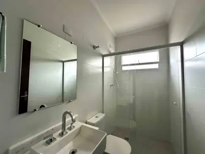 Casa - Térrea com Edícula com 3 quartos (sendo 2 suite(s)) a 240,00 metros praia.