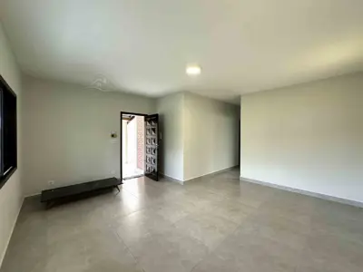 Casa - Térrea com Edícula com 3 quartos (sendo 2 suite(s)) a 240,00 metros praia.