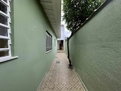 Casa - Sobrado com 3 quartos (sendo 1 suite(s)) a 800,00 metros praia.