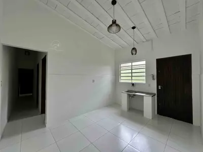 Casa - Sobrado com 3 quartos (sendo 1 suite(s)) a 800,00 metros praia.