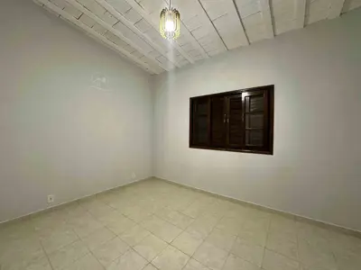 Casa - Sobrado com 3 quartos (sendo 1 suite(s)) a 800,00 metros praia.