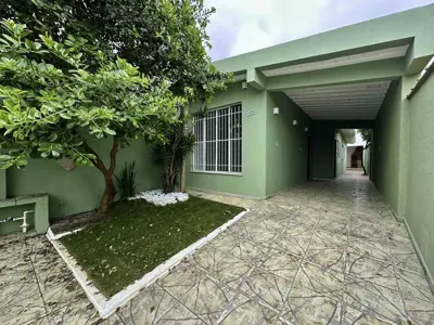 Casa - Sobrado com 3 quartos (sendo 1 suite(s)) a 800,00 metros praia.