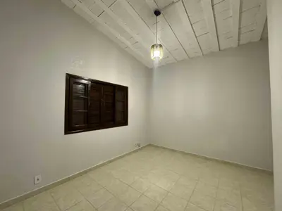 Casa - Sobrado com 3 quartos (sendo 1 suite(s)) a 800,00 metros praia.