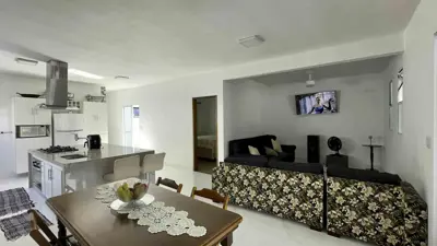 Casa - Térrea com 4 quartos (sendo 2 suite(s)) a 2000,00 metros praia.