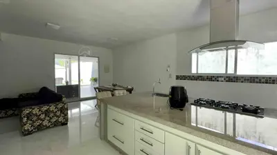 Casa - Térrea com 4 quartos (sendo 2 suite(s)) a 2000,00 metros praia.