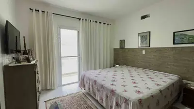 Casa - Sobrado com 4 quartos (sendo 3 suite(s)) a 800,00 metros praia.