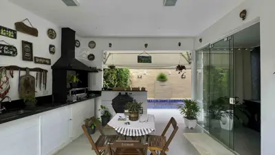 Casa - Sobrado com 4 quartos (sendo 3 suite(s)) a 800,00 metros praia.