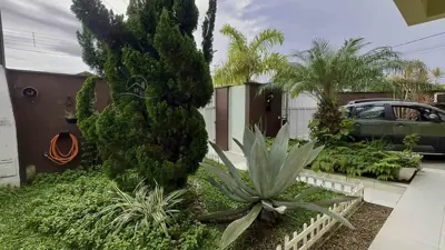 Casa - Sobrado com 4 quartos (sendo 3 suite(s)) a 800,00 metros praia.