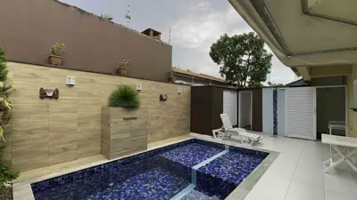 Casa - Sobrado com 4 quartos (sendo 3 suite(s)) a 800,00 metros praia.