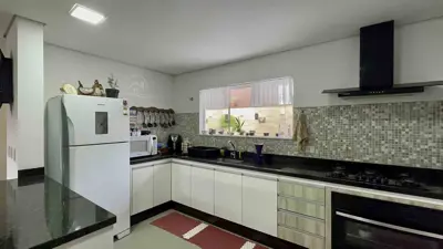 Casa - Sobrado com 4 quartos (sendo 3 suite(s)) a 800,00 metros praia.