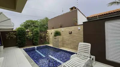 Casa - Sobrado com 4 quartos (sendo 3 suite(s)) a 800,00 metros praia.