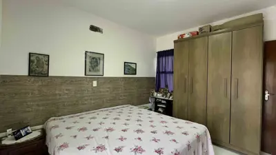 Casa - Sobrado com 4 quartos (sendo 3 suite(s)) a 800,00 metros praia.