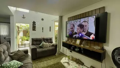 Casa - Sobrado com 4 quartos (sendo 3 suite(s)) a 800,00 metros praia.