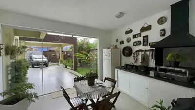 Casa - Sobrado com 4 quartos (sendo 3 suite(s)) a 800,00 metros praia.