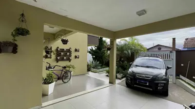 Casa - Sobrado com 4 quartos (sendo 3 suite(s)) a 800,00 metros praia.