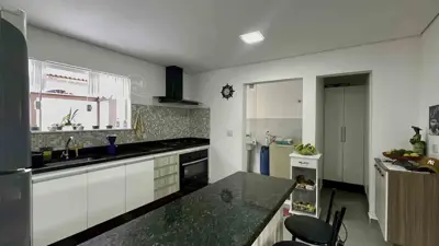 Casa - Sobrado com 4 quartos (sendo 3 suite(s)) a 800,00 metros praia.