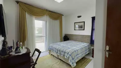 Casa - Sobrado com 4 quartos (sendo 3 suite(s)) a 800,00 metros praia.