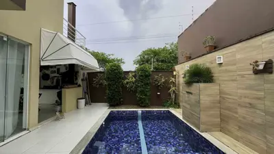 Casa - Sobrado com 4 quartos (sendo 3 suite(s)) a 800,00 metros praia.