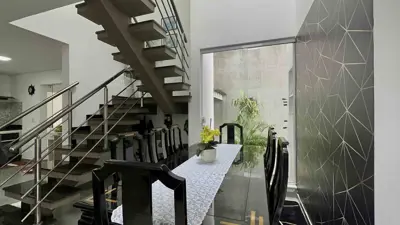 Casa - Sobrado com 4 quartos (sendo 3 suite(s)) a 800,00 metros praia.