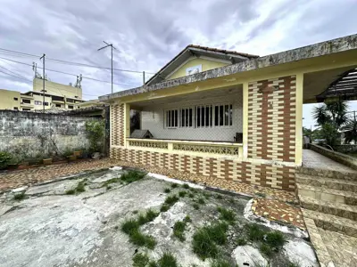 Casa - Sobrado com 4 quartos (sendo 1 suite(s)) a 100,00 metros praia.