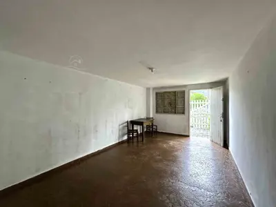 Casa - Sobrado com 4 quartos (sendo 1 suite(s)) a 100,00 metros praia.