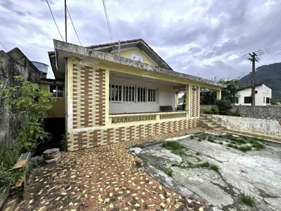 Casa - Sobrado com 4 quartos (sendo 1 suite(s)) a 100,00 metros praia.