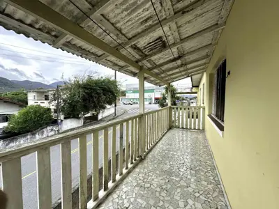 Casa - Sobrado com 4 quartos (sendo 1 suite(s)) a 100,00 metros praia.
