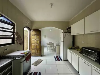 Casa - Térrea com 3 quartos (sendo 1 suite(s)) a 57,00 metros praia.