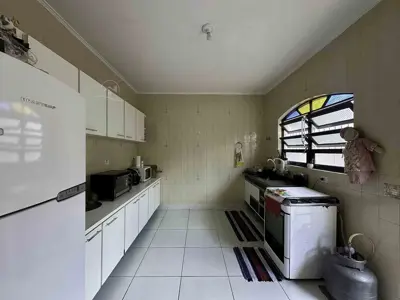 Casa - Térrea com 3 quartos (sendo 1 suite(s)) a 57,00 metros praia.