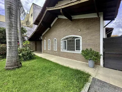 Casa - Térrea com 3 quartos (sendo 1 suite(s)) a 57,00 metros praia.