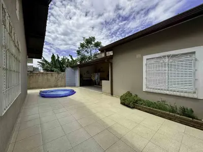 Casa - Térrea com 3 quartos (sendo 1 suite(s)) a 57,00 metros praia.