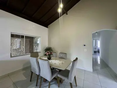 Casa - Térrea com 3 quartos (sendo 1 suite(s)) a 57,00 metros praia.