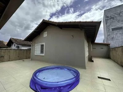 Casa - Térrea com 3 quartos (sendo 1 suite(s)) a 57,00 metros praia.