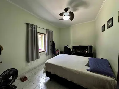 Casa - Térrea com 3 quartos (sendo 1 suite(s)) a 300,00 metros praia.