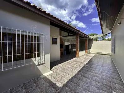 Casa - Térrea com 3 quartos (sendo 1 suite(s)) a 300,00 metros praia.