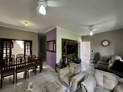 Casa - Térrea com 3 quartos (sendo 1 suite(s)) a 300,00 metros praia.